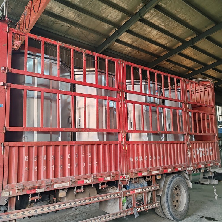 8個不銹鋼勾臂垃圾箱發(fā)往河南