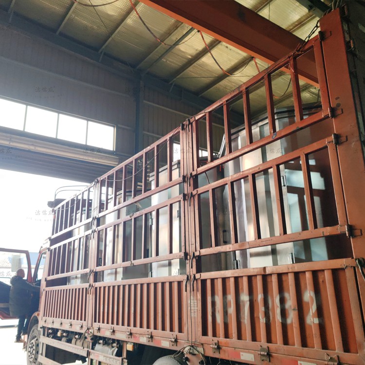 8個不銹鋼勾臂垃圾箱發(fā)往河南