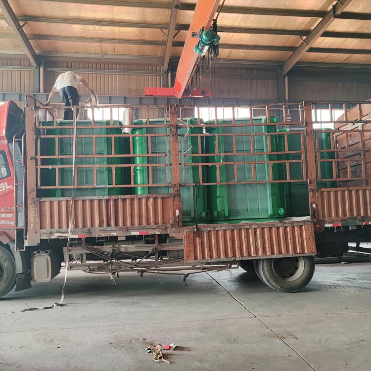 7個(gè)壓膜垃圾箱發(fā)往浙江