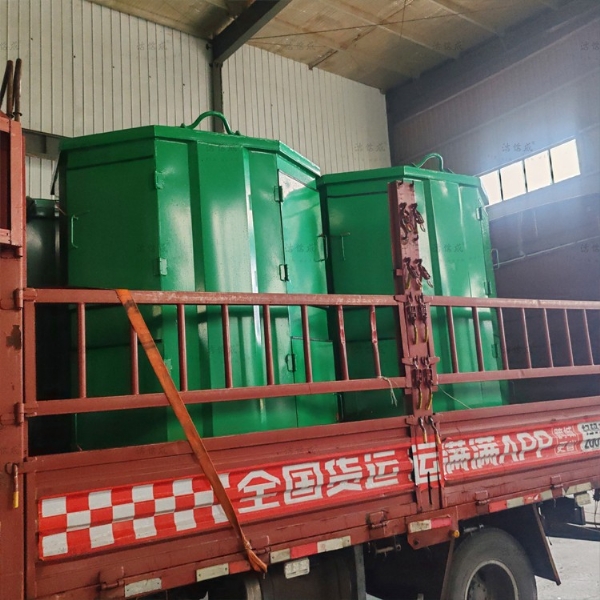 4個(gè)勾臂垃圾箱發(fā)往河南禹州