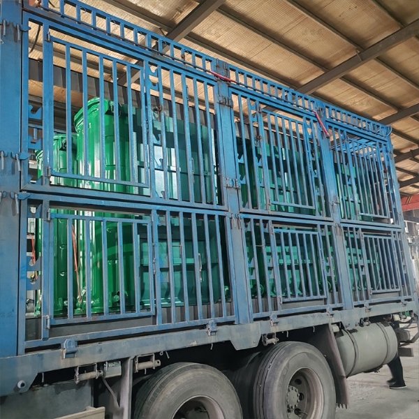 6個(gè)壓膜勾臂垃圾箱發(fā)往內(nèi)蒙古