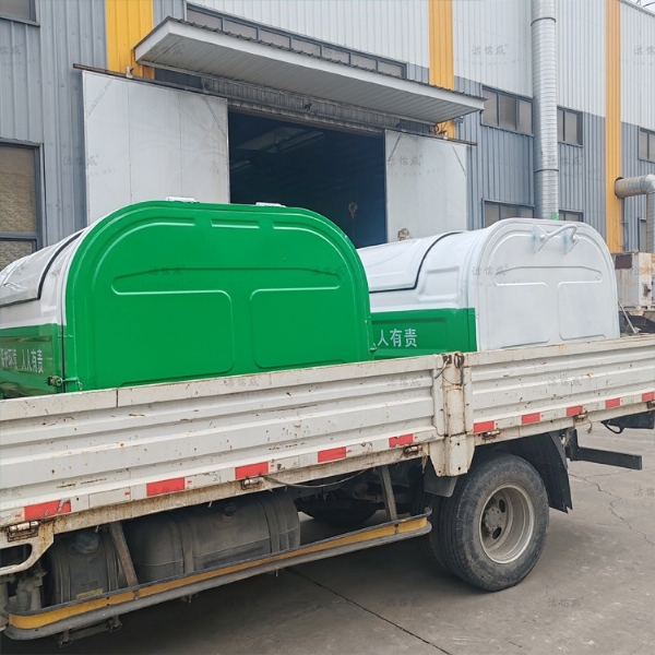 2個(gè)壓膜勾臂垃圾箱發(fā)往山西