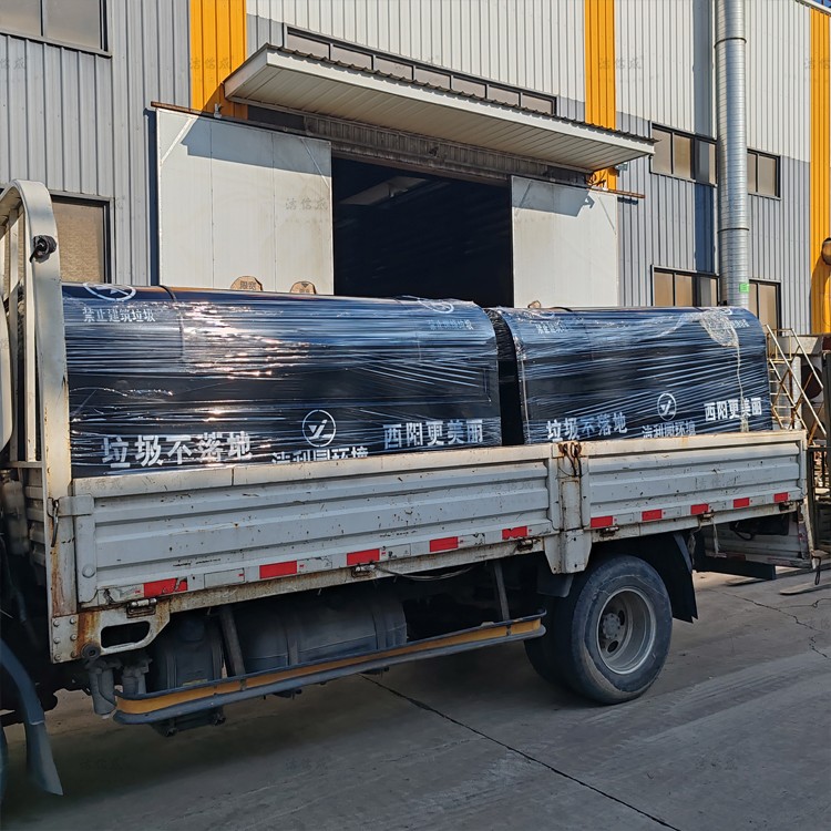 2個(gè)勾臂垃圾箱發(fā)往河南